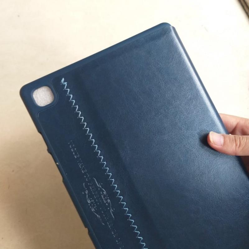 Bao Da Samsung Galaxy Tab A7 T500 T505 Da PU Hiệu Kaku này được làm bằng da trơn chất liệu cao cấp chắc chắn giúp bao da không bị bong tróc và trở nên bền bỉ hơn, bảo vệ cho chiếc tablet của bạn không bị trầy xước